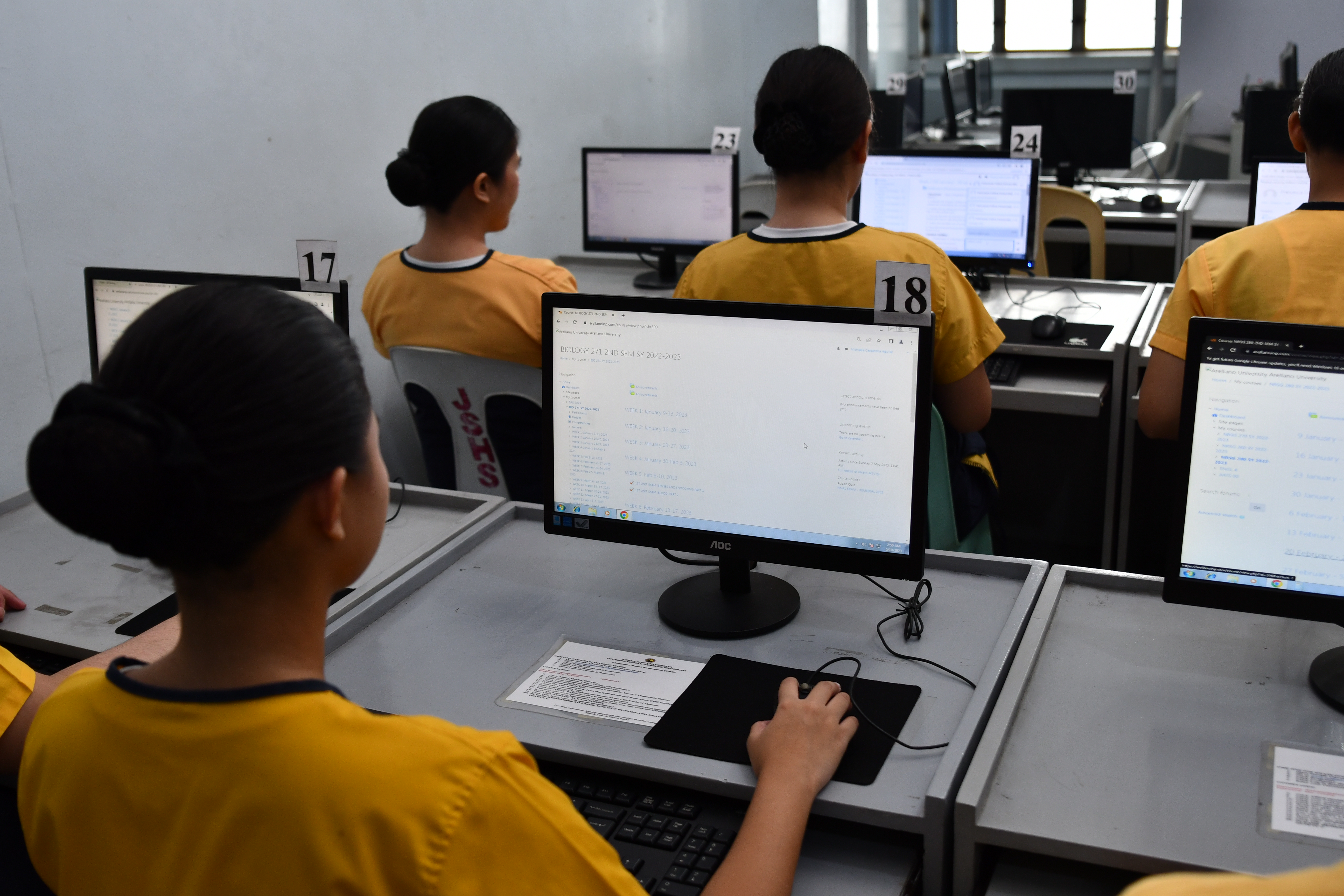 INP students using the Moodle.
